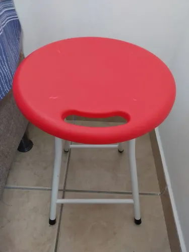 Banqueta de plástico dobrável vermelha