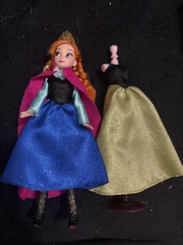 Boneca Ana Frozen C Guarda Roupa Vestidos e Acessórios 14 Cm