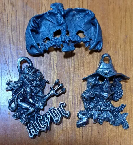 LOTE PINGENTES CAVEIRA - AC/DC & IRON MAIDEN