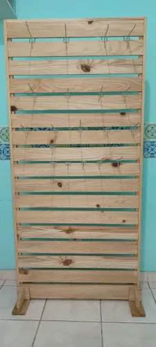 Painel Expositor Ripado de Pinus | 150 X 70 cm | Acompanha Ganchos