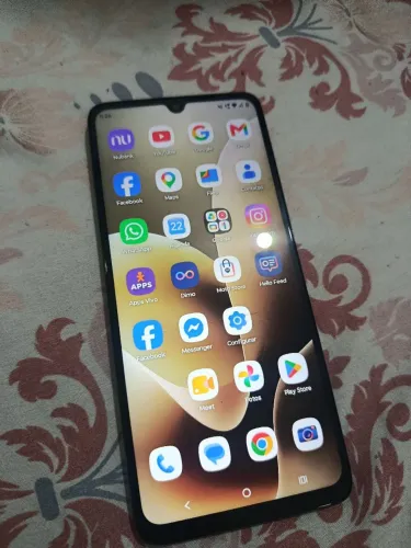 Motog06 em estado novo apenas com um trincado na tela porém n interfere em nada.