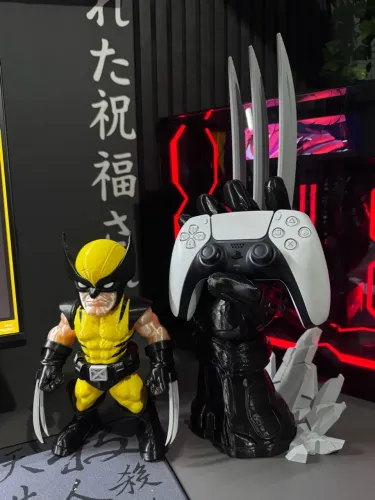 Suporte de Controle PS5 em Forma de Mão com Garras + Boneco Wolverine - Decoração Gamer 3D