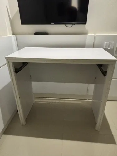 Escrivaninha branca para estudos