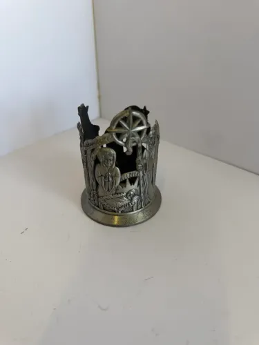 Porta velas em metal antigo adornado