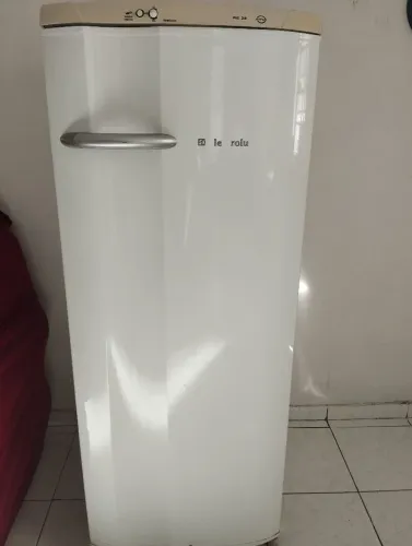 Geladeira Eletrolux 240 litros