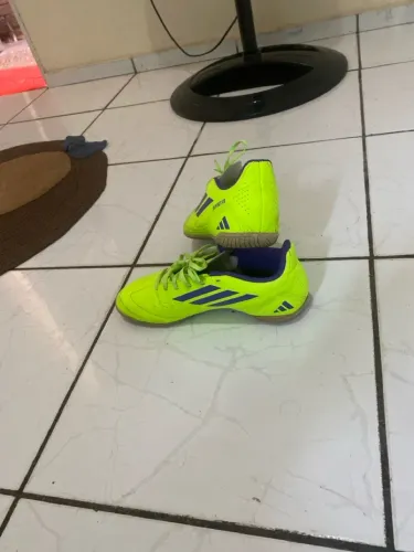 Chuteira adidas
