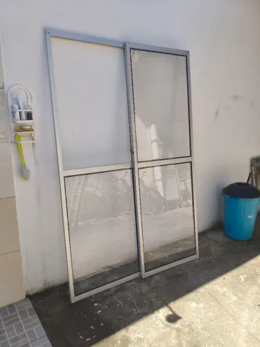 Porta de alumínio com vidro de correr de 138  por 208