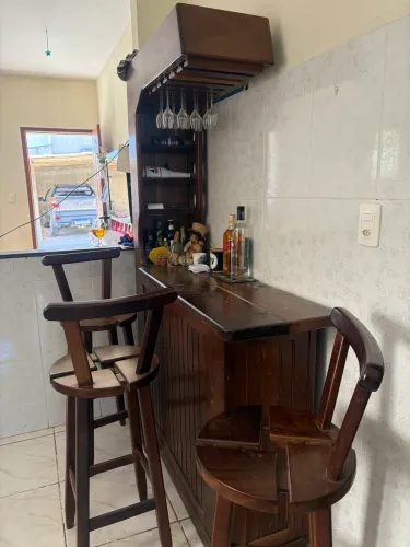 Barzinho de madeira maciça, ótimo preço e bem conservado,com 3 banquetas .