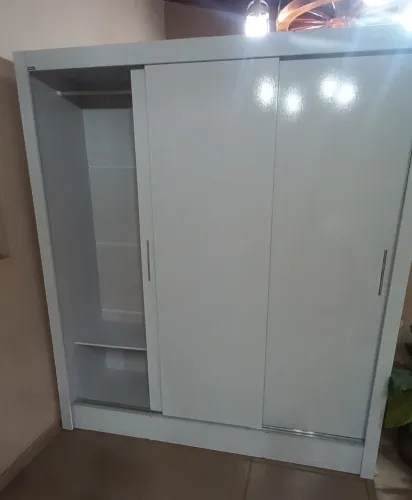 Guarda roupa solteiro branco porta de correr