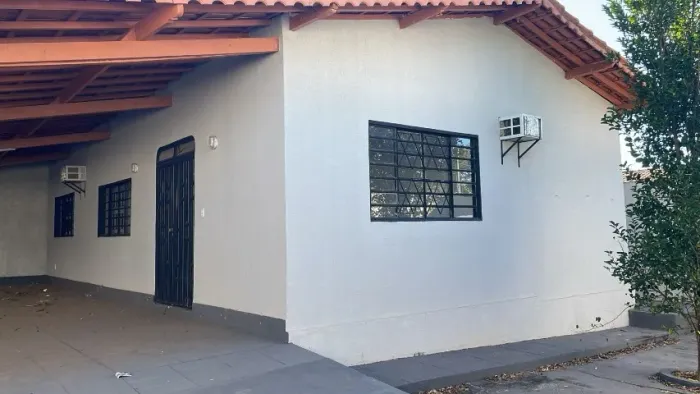 CASA ALUGA-SE -RESIDENCIAL/COMERCIAL VILA BRASÍLIA 3 QUARTOS GARAGEM *