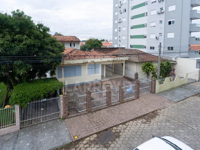 CASA Á VENDA PROXIMA AO COLÉGIO DEHON