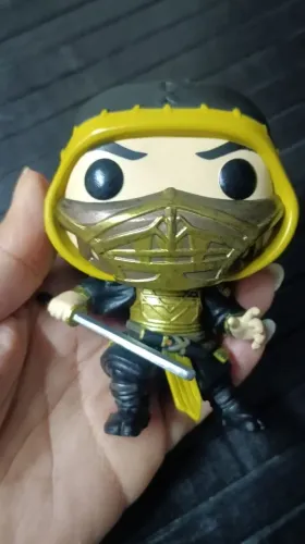 boneco colecionável Funko Pop! do personagem Scorpion, baseado na franquia Mortal Kombat.