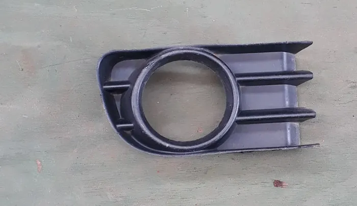 Moldura farol de milha lado direito megane 06/12