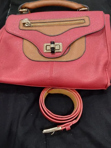 Bolsa vermelha e marrom com o cinto