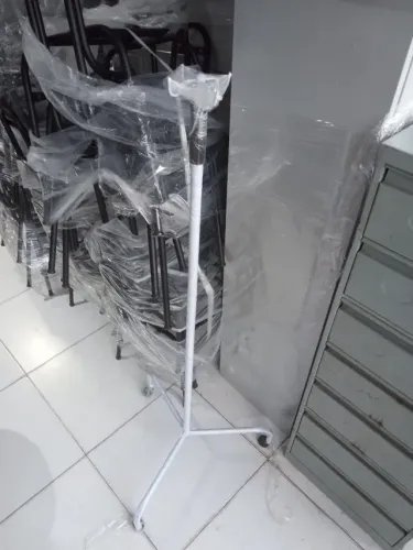 Suporte para soro com rodinhas 