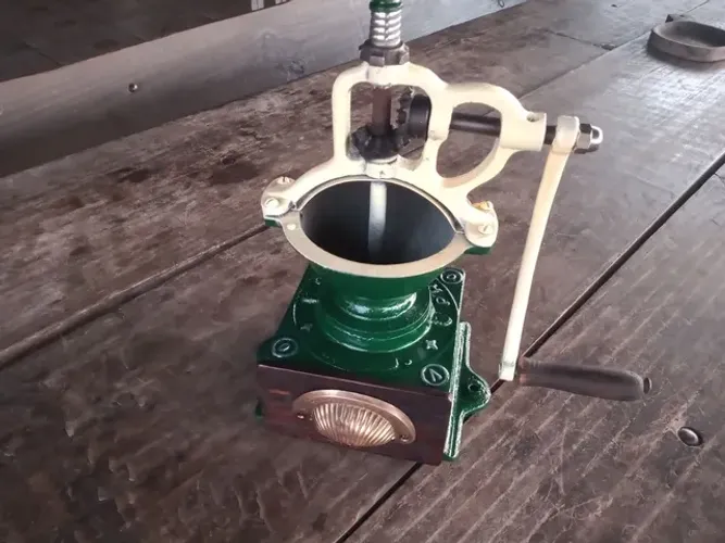Moinho de café antigo 