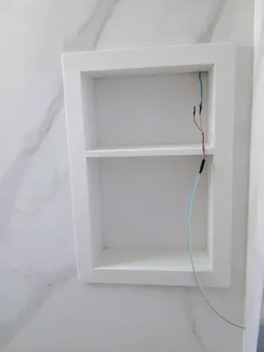 Nicho 60x40x14 c/ molduras de 4 cm + fundo e prateleira Quartzo Pure White