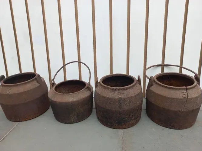 4 Panelas antigas de ferro