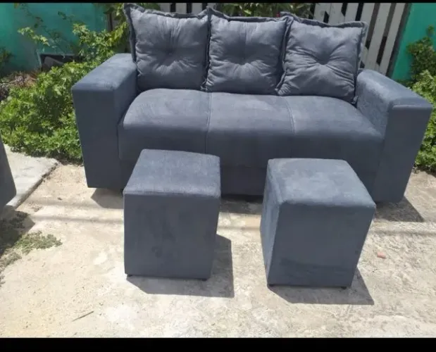 Sofá de 3 lugares com puffs