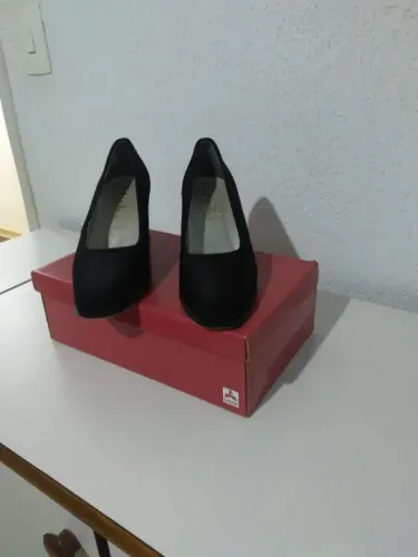 Sapatos pretos de salto alto IMPORTADO