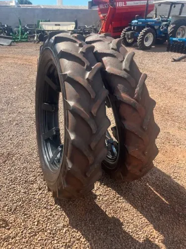 Par Pneus Finos 12.4-38 Pirelli