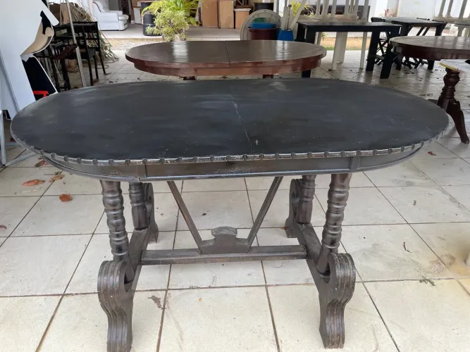 Mesa de Jantar Oval de Madeira Maciça