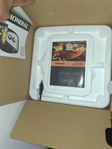 Fritadeira sem óleo na caixa ainda