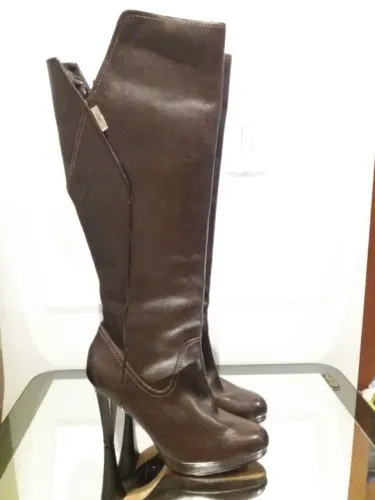 BOTA SAAD DE CANO LONGO. TODA EM COURO LEGÍTIMO. LINDA!