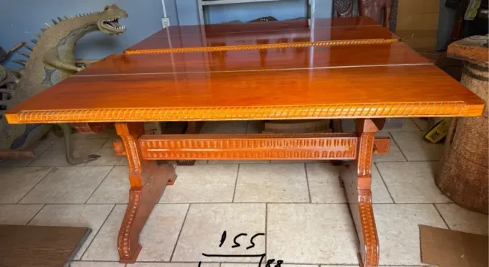 Mesa de jantar artesanal retangular em madeira