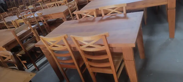 Mesa com 4 cadeiras de madeira 1.40x80 $ 2.199,00 no Pix novo e a pronta entrega