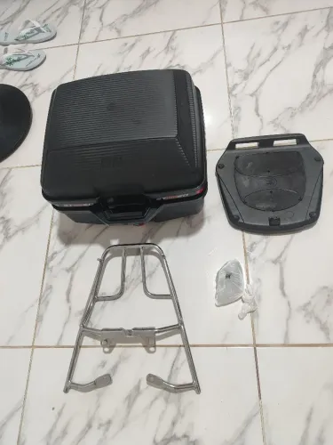 Vende -se baú 32 litros 