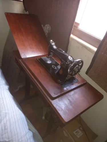 Maquina de costura pretinha original, troco por freezer semi novo,possibilidade de volta 