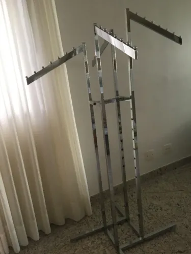 Arara de inox para loja de roupas.