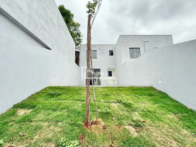 Casa Geminada Duplex à Venda, 3 Quartos sendo 1 Suíte, 3 vagas e Quintal