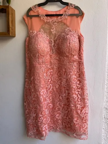 Vestido de festa salmão com bordado