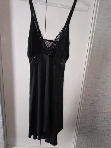 Camisola preta com detalhes nas costas
