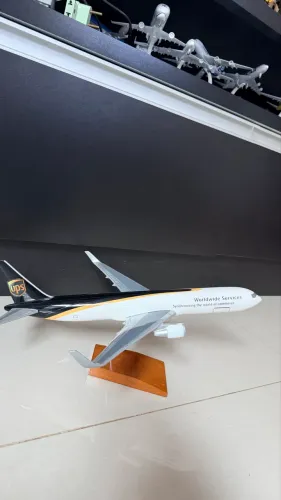 Miniatura de avião 33 cm UPS em alumínio e acrílico