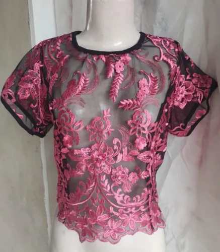 Blusa cropped preta com bordados