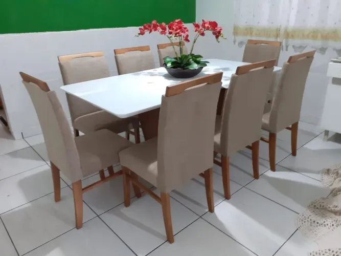Mesa nova de madeira e acabamento laca 
