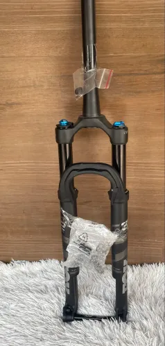 Suspensao FOX 32 performance stepcast acompanha trava