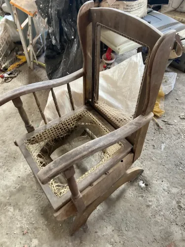 Cadeira de balanço antiga / raridade. Precisa de reforma.