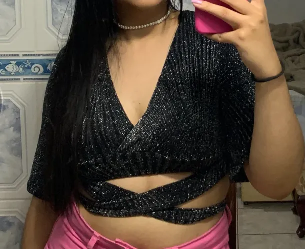 Top preto brilhante com tiras para amarração