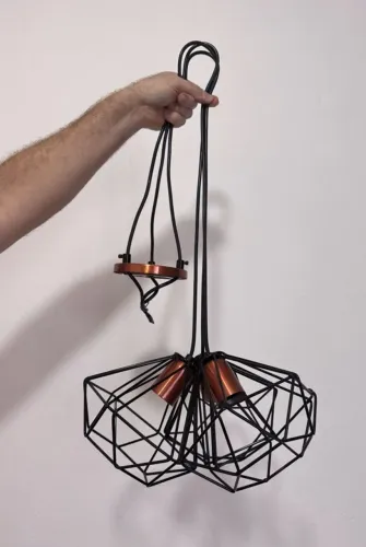 Pendente metálico estilo diamante