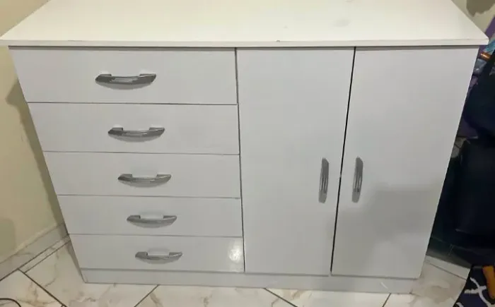 CÔMODA 2 PORTAS 5 GAVETAS(COMPRE COM CONFIANÇA)