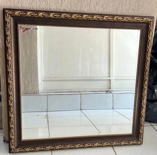 Espelho decorativo com moldura clássica madeira 