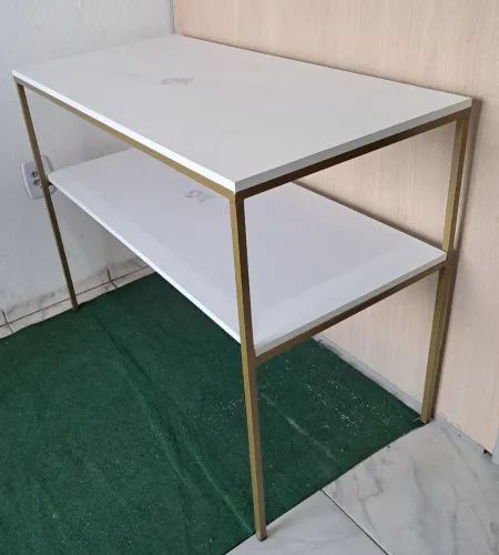 Mesa de escritório com design moderno