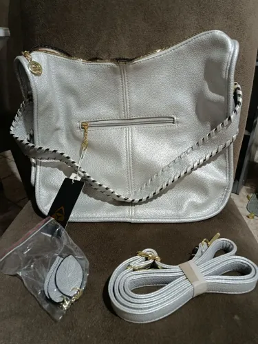 Bolsa tamanho médio cor prata pode ser usada de mão ou ombro pois possui acessorios. Linda