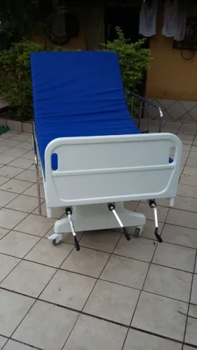 Cama Hospitalar 3 manivelas com altura regulável. 