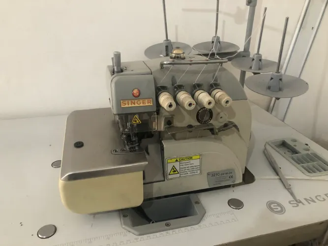 Máquina de costura overloque industrial Singer 321C