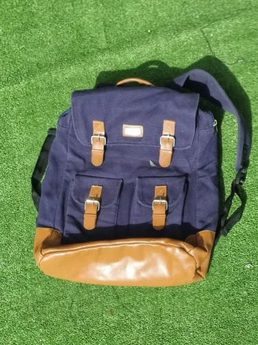 Mochila Azul com Detalhes em Couro - Estilo e Durabilidade